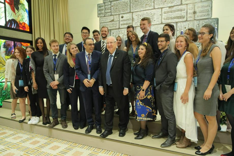 以色列总统鲁文·里夫林与参会人员的合照（图：以色列总理府新闻办）